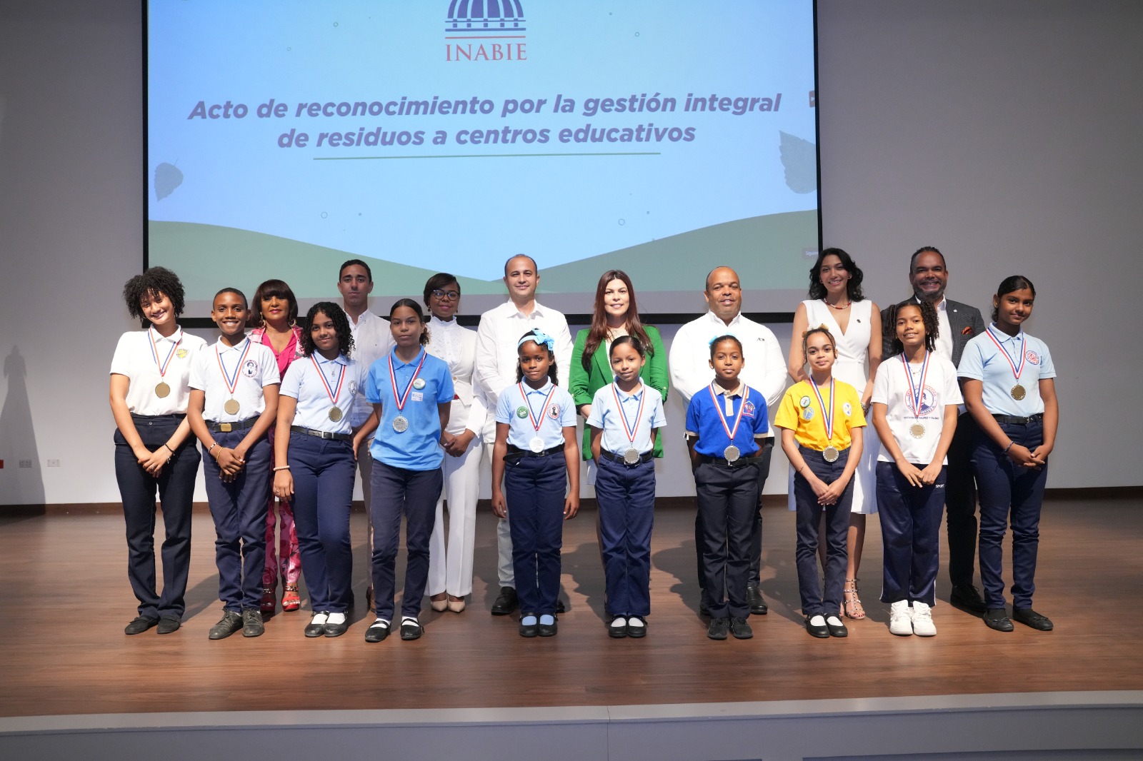 INABIE reconoce escuelas que recuperaron más de 323 mil cajitas de leche en tres meses con fines de reciclaje